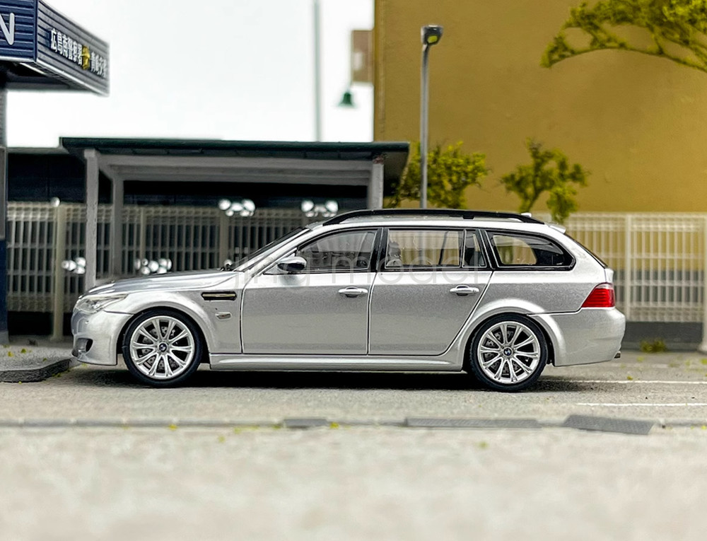King 1:64 Scale Silver M5 E60 Wagon Sports Diecast Display Toy Collection NIB