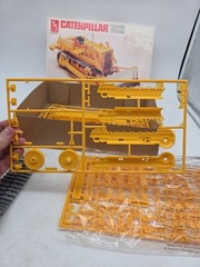 AMT 1983 1:25 Caterpillar D8H Bulldozer Original Model Kit – FOR PARTS SEE NOTES