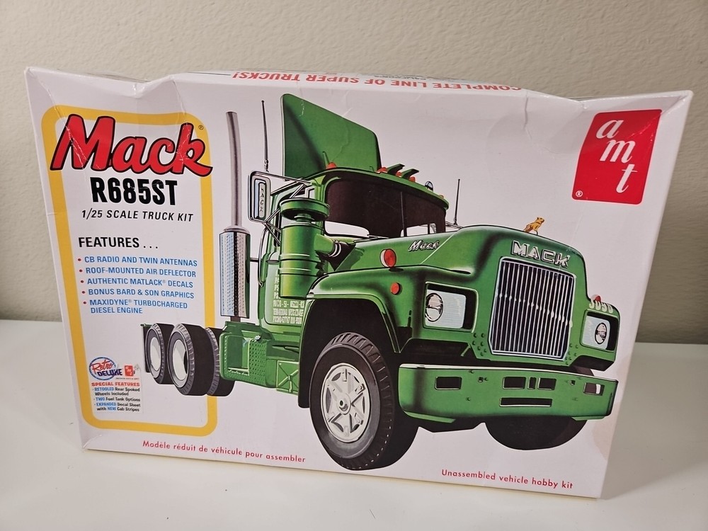 Vintage Original AMT 1/25 Scale Mack R685ST Semi Tractor Model Kit Model