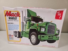 Vintage Original AMT 1/25 Scale Mack R685ST Semi Tractor Model Kit Model