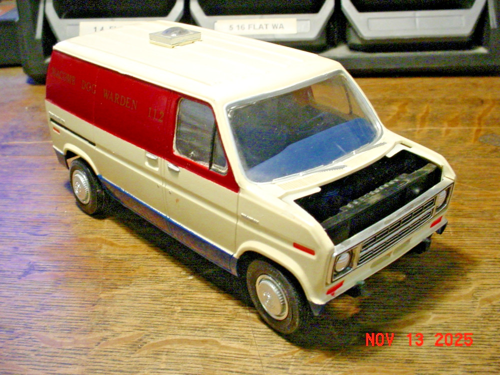 AMT 1977 Ford Econoline Van 1/25 Built Model UPRM