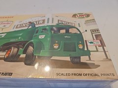 Atlantis White Fruehauf Gas Truck Sinclair / US Army 1:48 model kit 1402. New.