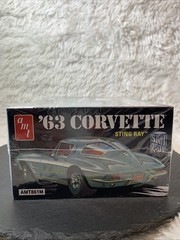AMT ’63 Corvette Sting Ray Retro Deluxe Edition 1/25 Model Kit AMT861M