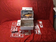 M30b Complete Revell 2in1 ’70 Dodge Challenger Street Burner 1:25 Kit 854213