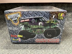 * REVELL 1/25 SCALE SNAP TITE MONSTER JAM GRAVE DIGGER PLASTIC KIT #85-1978 *ST