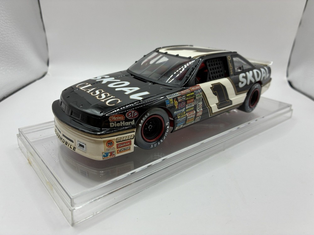 1/25 Custom NASCAR Model Rick Mast #1 Skoal Oldsmobile w/ Case