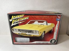 AMT 1970 Dodge Challenger R/T 1:25 Model Kit #38538 (UNBUILT / NO DIECAST CAR)