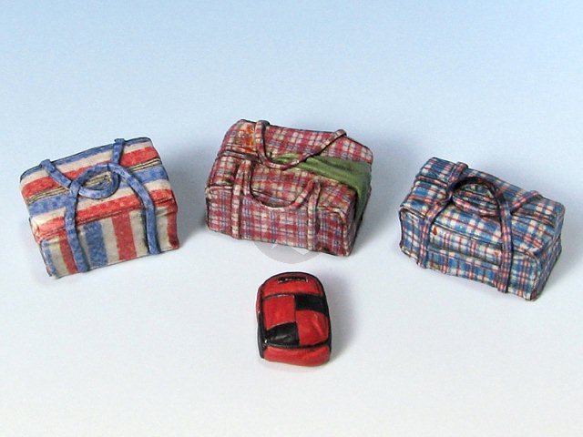 Eureka XXL 1/35 Modern Eastern Red-White-Blue Cargo Bags & Backpack (4 pc) E-025