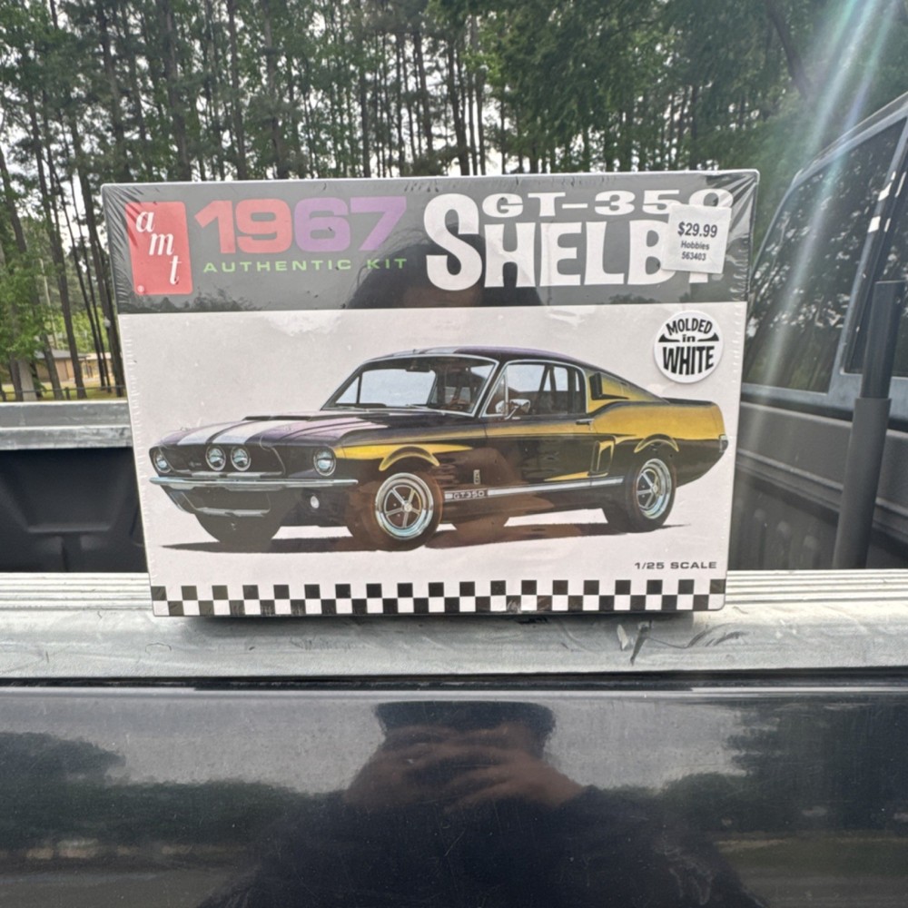 AMT 1967 GT-350 Shelby Model Kit 1:25 Scale Unassembled Molded in White