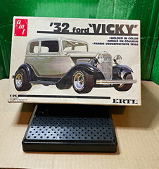 AMT ’32 Ford Vicky 1:25 Plastic Model Kit Molded in Color #6573 2905