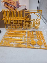 AMT 1983 1:25 Caterpillar D8H Bulldozer Original Model Kit – FOR PARTS SEE NOTES