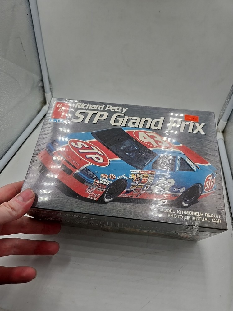 AMT 1/25 NASCAR # 43 STP RICHARD PETTY GRAND PRIX NASCAR MODEL KIT # 6728 F/S