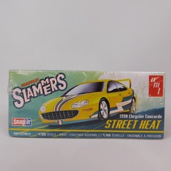 AMT 1:25 Snapfast 1998 Chrysler Concorde “Street Heat” Slammers – New Sealed