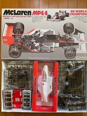Platz BEEMAX McLAREN MP4/4 88 World Champion Formula Series 1/12 Model kit 2025