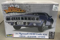 Revell ’71 Plymouth HEMI Cuda 426 1:24 Plastic Model Kit Level 4 Age 12+ 85-2943