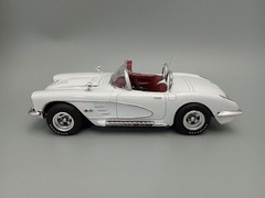 AMT 1374 1960 Chevrolet Corvette Convertible 2-in-1 1/25 Model Kit New