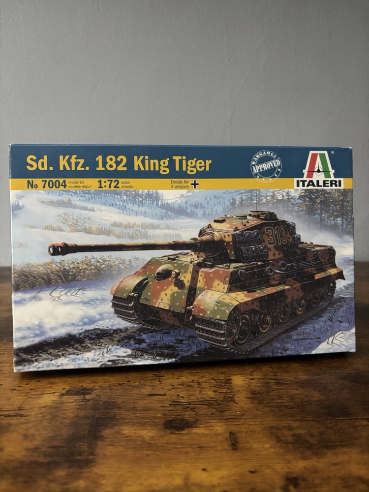 Italeri 7004 1/72 Scale Military Model Kit WWII German Sd.kfz.182 King Tiger II