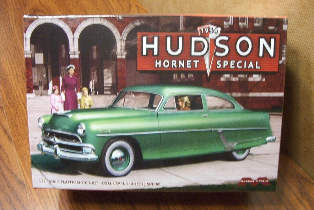MOEBIUS MODELS 1954 HUDSON HORNET SPECIAL 1/25 SCALE MODEL KIT