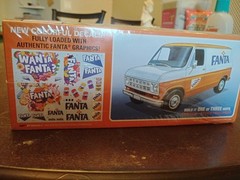 AMT 1977 Ford Fantasy Van 1:25 Scale Plastic Model Kit 1471 NISB