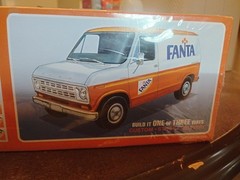 AMT 1977 Ford Fantasy Van 1:25 Scale Plastic Model Kit 1471 NISB