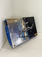 Heller Model 1/1600 MIR Russian Space Station (1:125) Complete / Opened