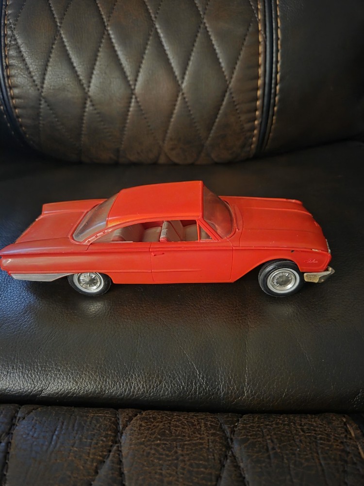 Vintage A.M.T. 1960 Ford Starliner Dealer Promo Car 1:25