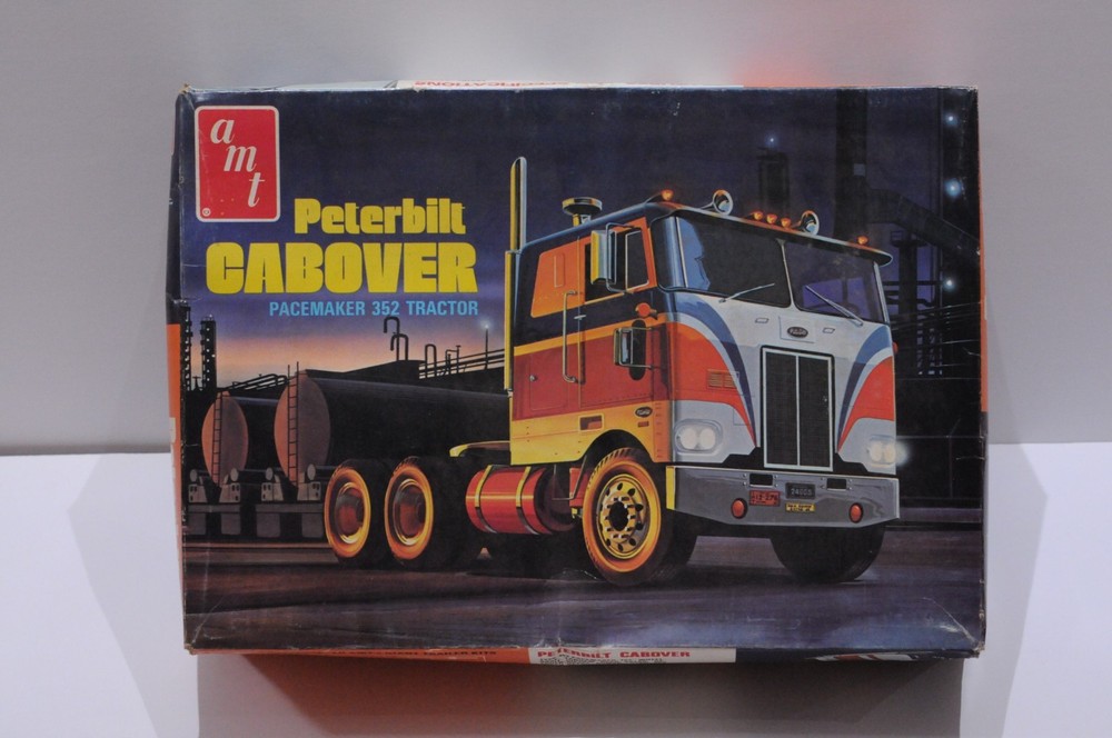 AMT PETERBILT CABOVER PACEMAKER 352 TRACTOR SCALE 1:25 MODEL KIT INCOMPLETE