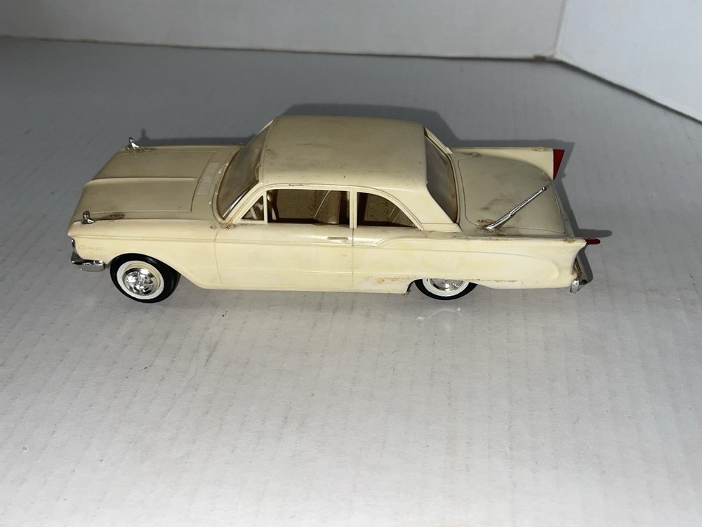 Vintage AMT 1960 Mercury Comet Sedan promo model 1/25 white