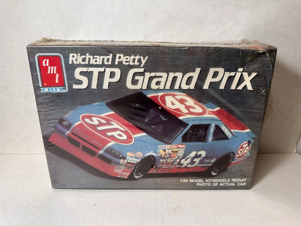 AMT Richard Petty STP Pontiac Grand Prix 1/25 Model Kit #6728 1990 (NEW SEALED)