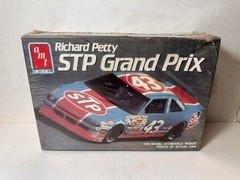 AMT Richard Petty STP Pontiac Grand Prix 1/25 Model Kit #6728 1990 (NEW SEALED)