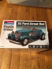 Monogram ’32 Ford Street Rod 1:24 Scale Model Car Kit Classic Cruiser