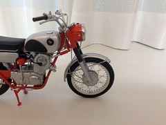 EBBRO 1/10 Honda CL72 Scrambler Red/Silver Finished