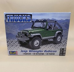 Revell 85-4501 Jeep Wrangler Rubicon 1:25 Scale Plastic Model Kit Level 4 New