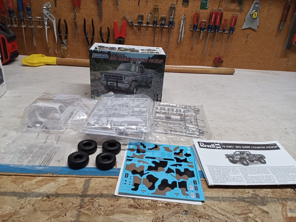 Brand new open box Revell 1/24 model kit 78 GMC pickup complete w/instructions