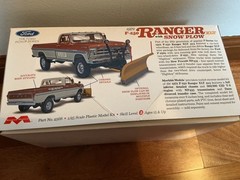 Moebius Models 2568 1972 F0RD F-250 4×4 with Snow Plow Plastic Model Kit