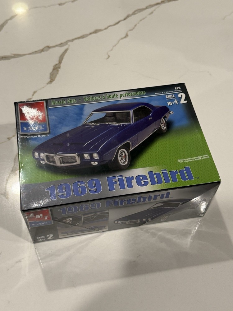 AMT 1969 Pontiac Firebird 1:25 Model Kit #31808 2003 NEW SEALED