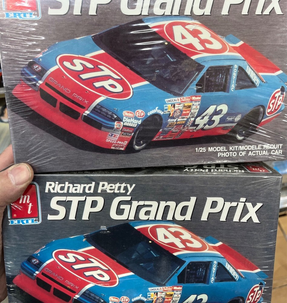 2 x AMT 6728 RICHARD PETTY PONTIAC GRAND PRIX STP #43 McM NASCAR 1/25 FS