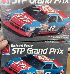 2 x AMT 6728 RICHARD PETTY PONTIAC GRAND PRIX STP #43 McM NASCAR 1/25 FS