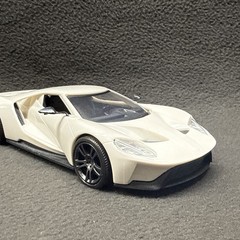 Revell 2017 Ford GT Plastic Model 1/25 Built Kit Super Car Le Mans White GT40