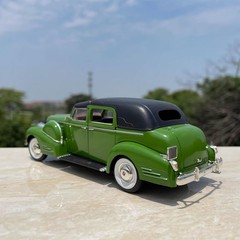 1:32 Vintage Car Vehicles Simulation Alloy Model Car Souvenir Diecast Ornaments