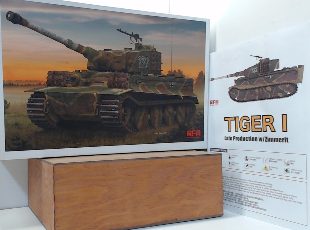 RYEFIELD RM5101 1/35 Tiger I w/ Zimmerit – includes interior turret detail