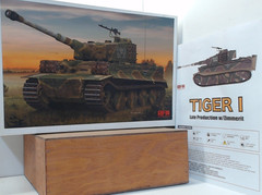 RYEFIELD RM5101 1/35 Tiger I w/ Zimmerit – includes interior turret detail