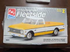 AMT 1972 Chevy Fleetside C10 Pickup 1/25 Scale Model Kit