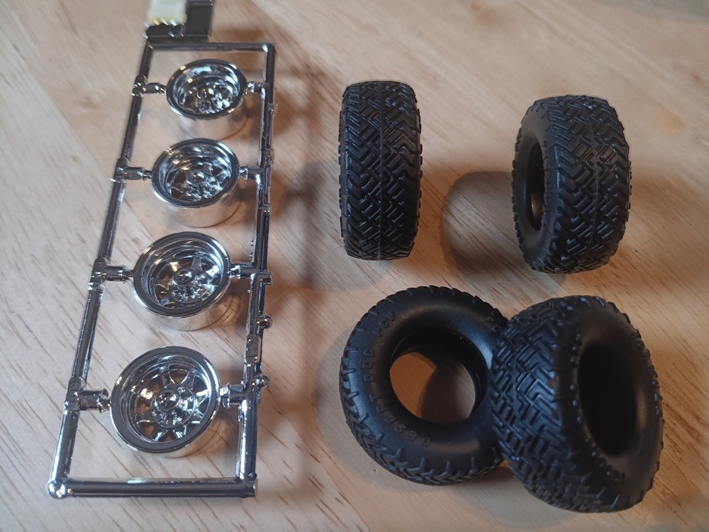 Oversized Tires, Wheels 4X4 Off Road From ’84 GMC Pickup Desert Dog 1984 1:25