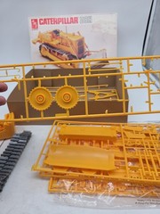 AMT 1983 1:25 Caterpillar D8H Bulldozer Original Model Kit – FOR PARTS SEE NOTES