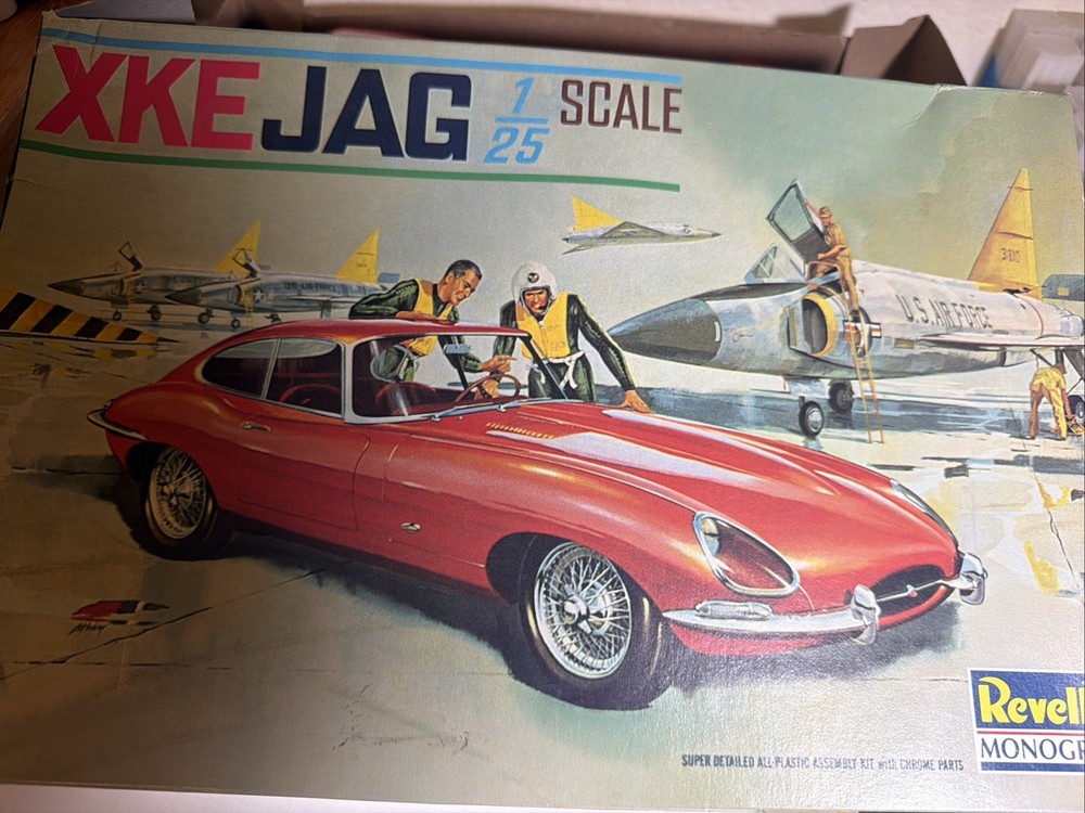 Revell XKE Jag Jaguar 1:25 Scale Model Kit 0556