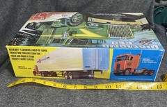 AMT 1/25 Scale Diamond Reo Tractor Truck Model Kit Cummins NTC350 NOS Sealed