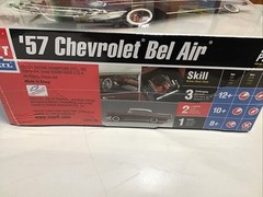 AMT 31543 1957 Chevy Hard Top model kit