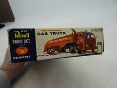 Revell 1956 Model Kit White Fruehauf Mobil Pegasus Gas Truck H-1402:169 U.S.A.