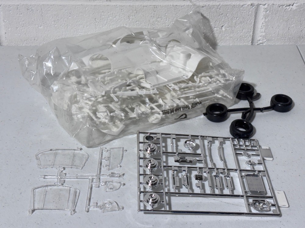 Revell 1/24 NASCAR 1996 Chevy Monte Carlo Stock Car Body in White Complete NEW